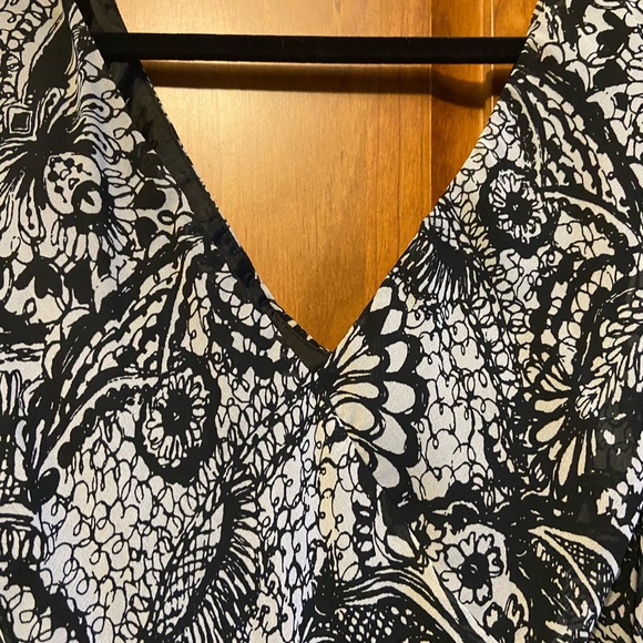 Elegant Black and White Paisley Dress - Picture 2 of 4